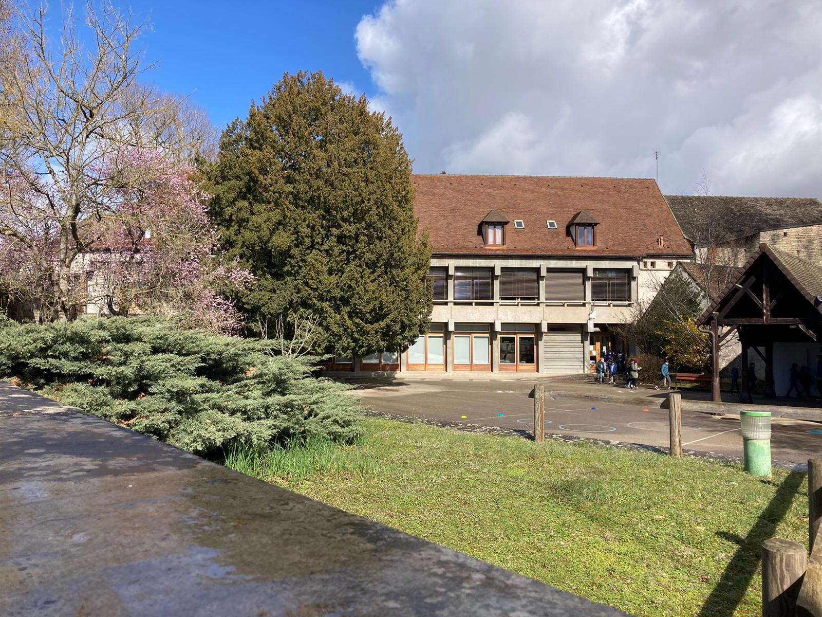 À L’ÉCOLE ÉLÉMENTAIRE DES REMPARTS